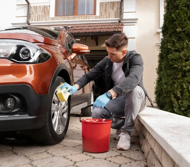 Lavage auto à domicile Yzernay : professionnel intervenant sur un véhicule